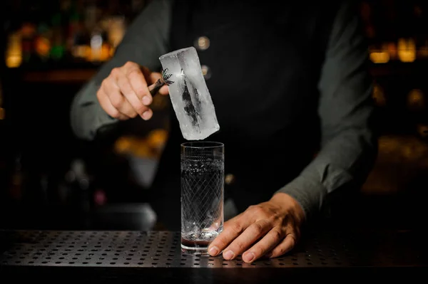 バーテンダー バーに空のグラスに大きな氷を入れて co — ストック写真