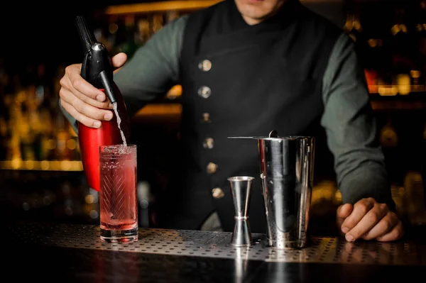 Barista finitura preparazione cocktail al bancone del bar — Foto Stock