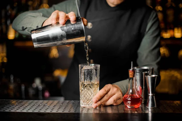 Barmen haciendo cócteles en el mostrador del bar — Foto de Stock