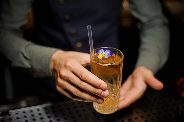 Barkeeper serviert Cocktail mit einer violetten Blume — Stockfoto