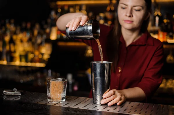 Barista ragazza facendo cocktail al bancone del bar — Foto Stock