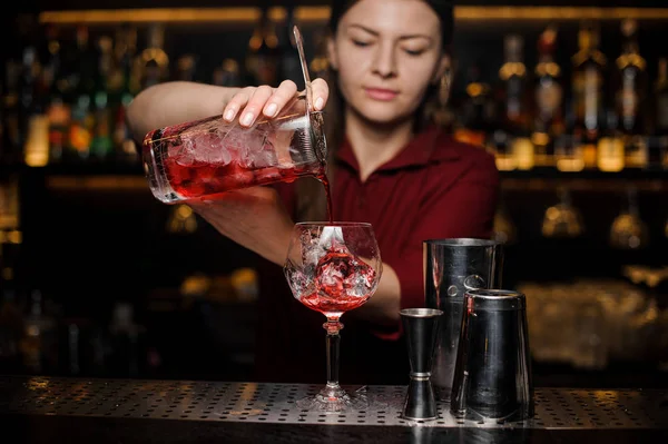 Barkeeper Mädchen macht einen frischen hellroten Cocktail — Stockfoto