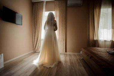 Gelin sabah hazırlık. Gelin beyaz gelinlik ve peçe