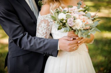 Bir gelin kucaklayan bir damat fotoğrafını ekrana kapatın