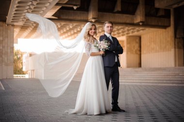 Bir Damat Düğün Sarayı yakınlarındaki bir sarışın gelin ile ayakta portresi