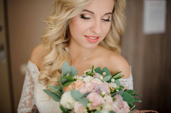 結婚式のブーケを持って白いドレスで金髪の花嫁 — ストック写真