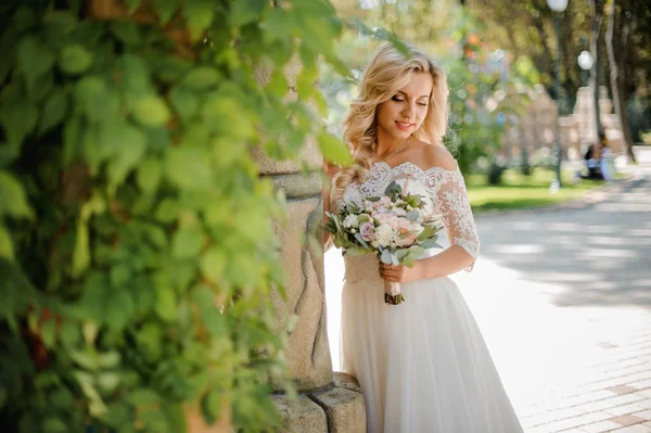 素敵なドレスに身を包んだ美しい金髪の花嫁 — ストック写真