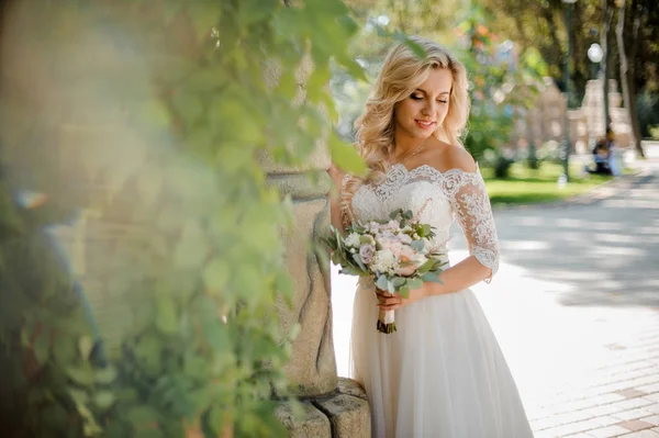 美しいドレスに身を包んだ美しい金髪の花嫁 — ストック写真