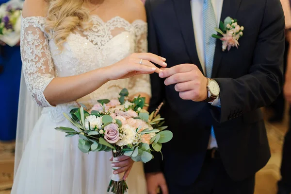 Βάζοντας ένα γαμήλιο δαχτυλίδι στο δάχτυλο νύφη γαμπρός — Φωτογραφία Αρχείου