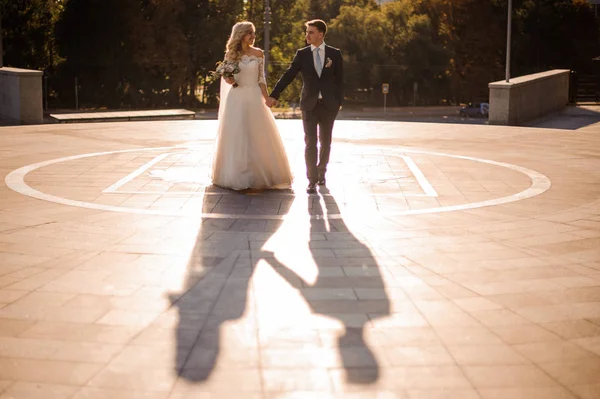 Noivo de pé com uma noiva loira perto do palácio de casamento — Fotografia de Stock