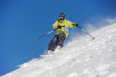 Gudauri, Gürcistan'daki dağ eğim aşağı koşma kayakçı