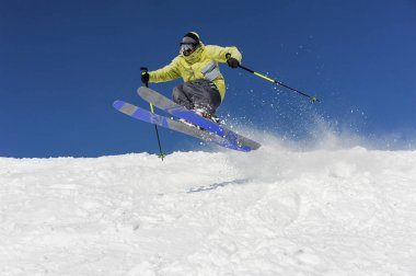 Gudauri, Gürcistan'daki dağ yamacında atlama kayakçı