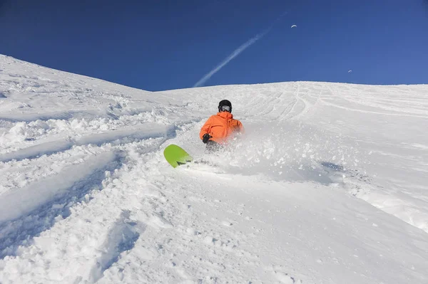 Snowboarder descendo a colina em Gudauri, Geórgia — Fotografia de Stock