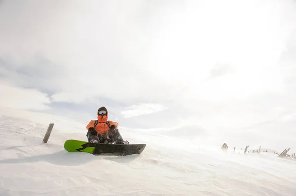 Snowboarder sentado na neve em Goderdzi, Geórgia — Fotografia de Stock