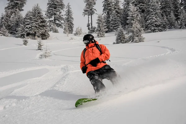 Snowboarder τρέχει κάτω από την πλαγιά του βουνού στην Γκοντέρτζι, γεωργία — Φωτογραφία Αρχείου