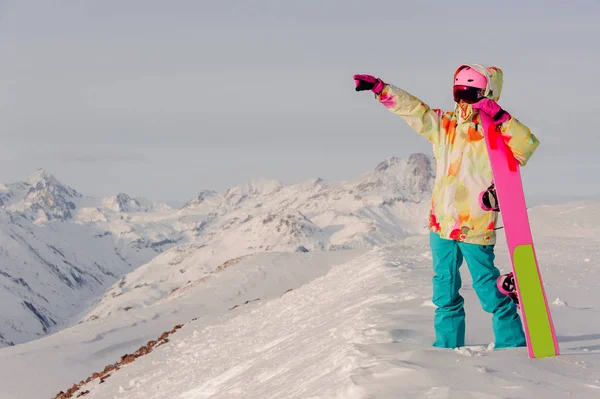 Snowboarder de pé com snowboard em uma mão e desfrutando de mou — Fotografia de Stock