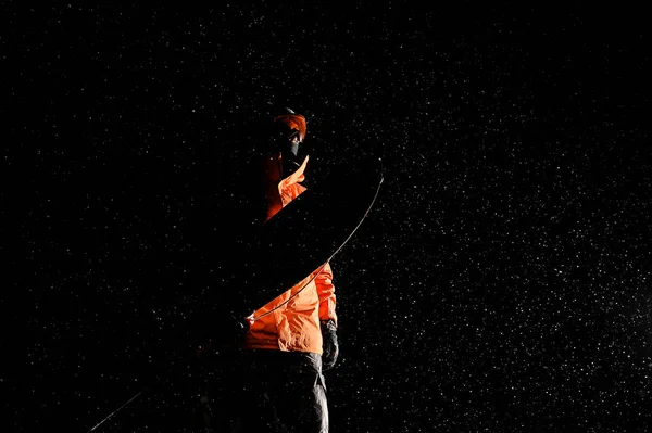 Силует сноубордиста вночі під снігом — стокове фото