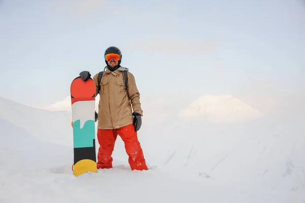 Snowboarder de pé com snowboard em Gudauri, Geórgia — Fotografia de Stock