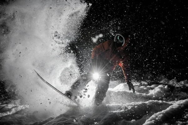 Homem montando snowboard no escuro sob a neve — Fotografia de Stock