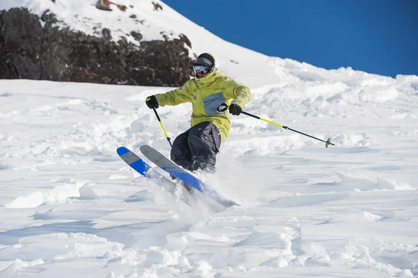Uomo sorprendentemente sciare nella bella Gudauri, Georgia — Foto Stock