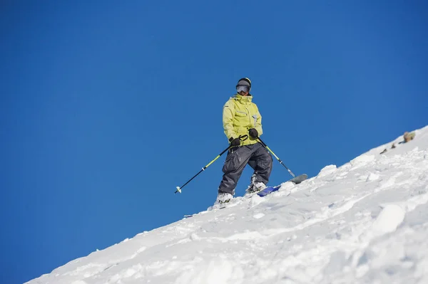 スキーヤー、斜面に立っていると山を見て笑っている私 — ストック写真