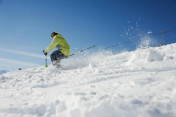 Amazing landing of skier on the mountain slope in Gudauri, Georgia — Stock Photo, Image