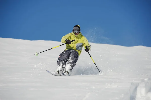 Esquiador descendo a encosta da montanha em um resort incrivelmente bonito Gudauri, Geórgia — Fotografia de Stock