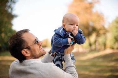 Gülümseyen baba ile şirin bebek son çalacak