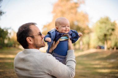 Şirin Bebek oğlu ile oynarken mutlu ve gülümseyen baba