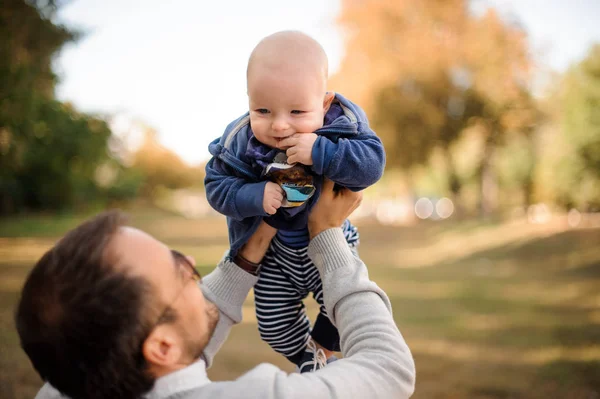 Fadern spelar med en söt baby son — Stockfoto