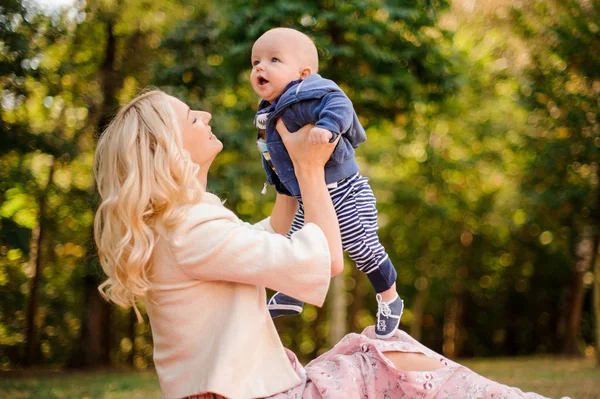 Blondýnka matka hraje s roztomilé dítě syna — Stock fotografie