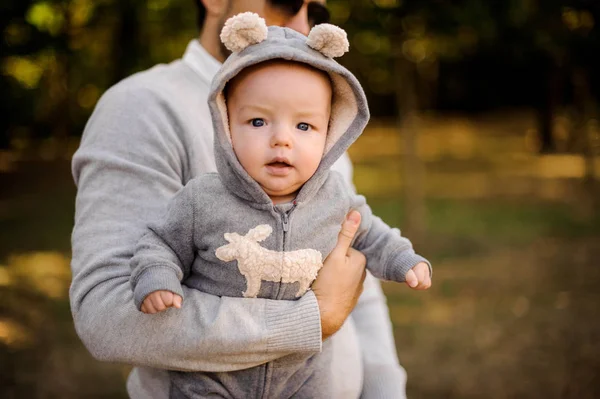 Padre sosteniendo un pequeño hijo lindo en la mano — Foto de Stock