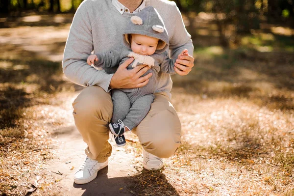 Pai andando com um bebê bonito filho — Fotografia de Stock