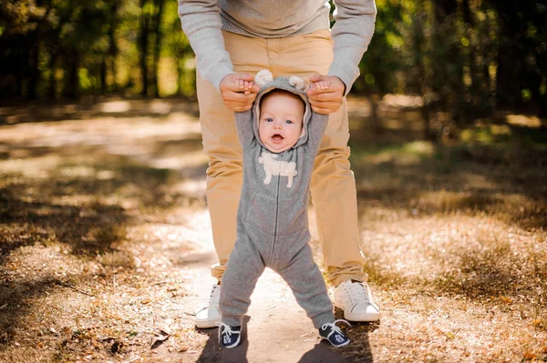 Man lopen met een schattige babyjongen in het park — Stockfoto