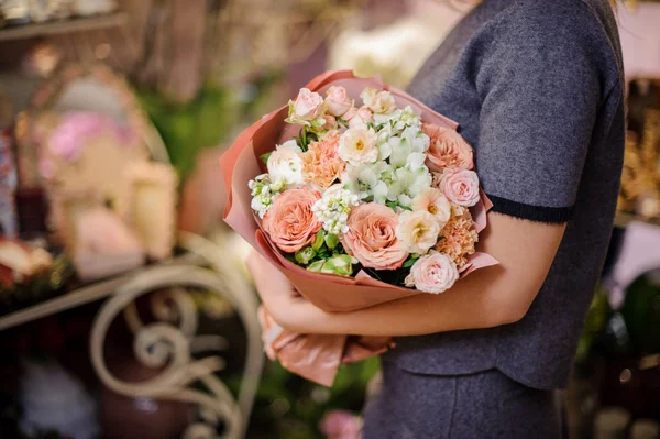 Mujer sosteniendo un ramo de rosas beige y otras flores blancas —  Fotos de Stock