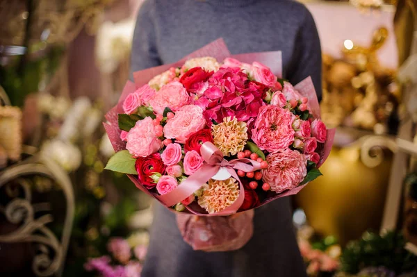 Woman holding a beautiful bouquet in pink tones — Stock Photo, Image