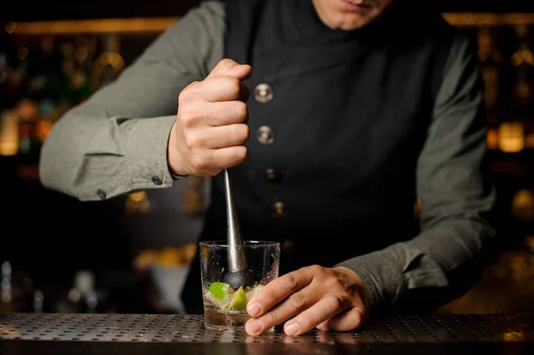 Barman exprimiendo jugo de lima fresca usando prensa cítrica — Foto de Stock