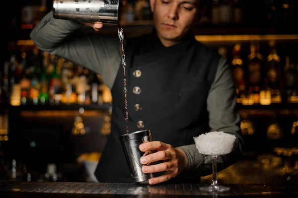 Barman mezcla bebidas para hacer un cóctel con campari — Foto de Stock
