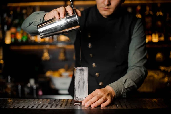 Cantinero haciendo un cóctel agrio ligero de verano con licor de melocotón — Foto de Stock