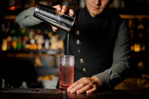 Barkeeper macht einen sommerlich leicht sauren Cocktail mit rosa Pfirsichschnaps — Stockfoto