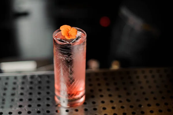 Летний легкий кислый коктейль с розовым персиковым ликером, украшенный цветами — стоковое фото