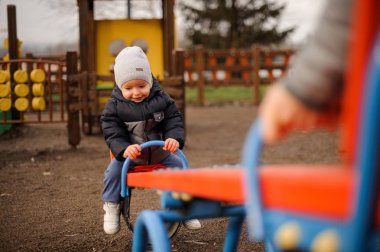 Sevimli küçük çocuk bir sıcak ceket ve s üzerinde sürme şapka giymiş