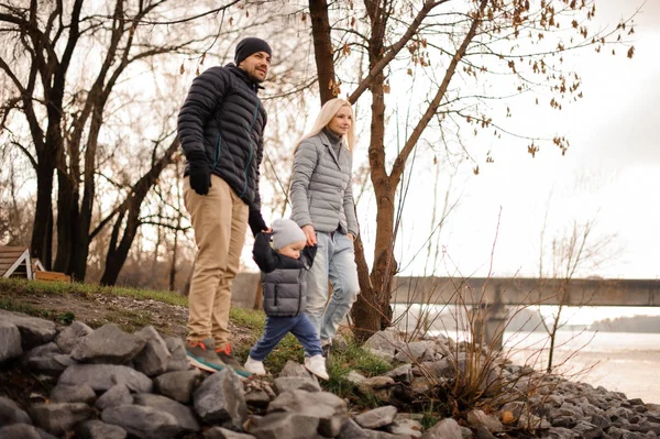 Młodzi i szczęśliwa Rodzina para spaceru z synem — Zdjęcie stockowe