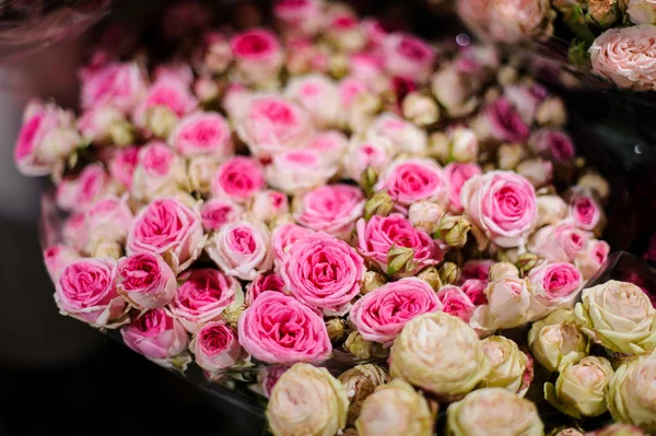 Ramo de flores que consta de rosas rosadas y blancas —  Fotos de Stock