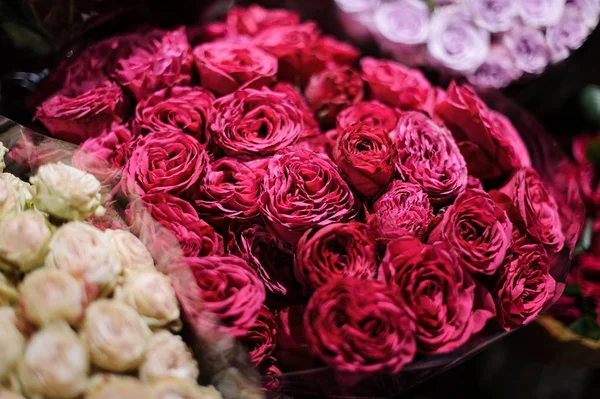 Ramo de flores que consta de rosas de peonía rosadas profundas —  Fotos de Stock