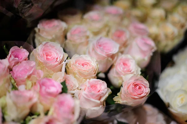 Вид сверху на букет цветов, состоящий из нежных розовых цветов — стоковое фото