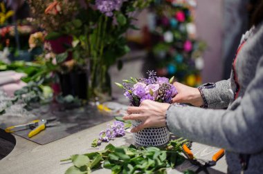 Profesyonel çiçekçi çiçek n bir ihale leylak buket masasına eller