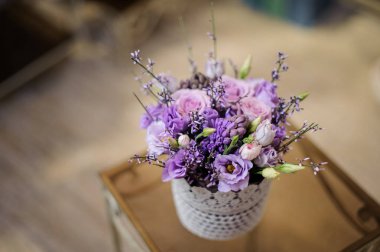 İhale Lila çiçek bileşimi ile güzel bir beyaz tencere Üstten Görünüm