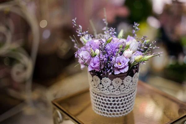 Bela panela branca com uma composição de flor lilás concurso — Fotografia de Stock