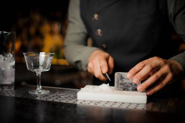 Barmen bir parça yapmak için kokteyl hazırlama